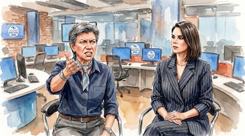 Pintura en acuarela de dos mujeres sentadas en una sala de redacción; una gesticula enojada, la otra mira al frente, con monitores que muestran 'Colombia Decide'.
