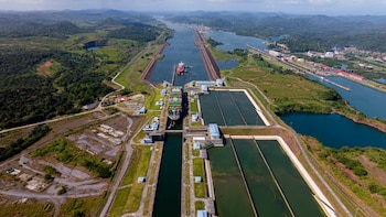 Canal de Panamá ajusta el paso de megabuques ante posible impacto de El Niño