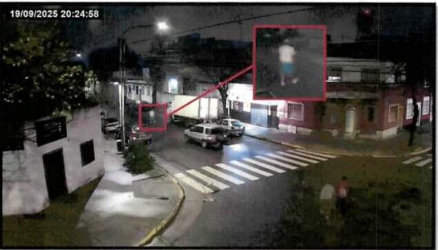 Sotacuro registrado por cámaras de seguridad durante la noche del crimen yendo hacia el garage que utilizaba la banda narco