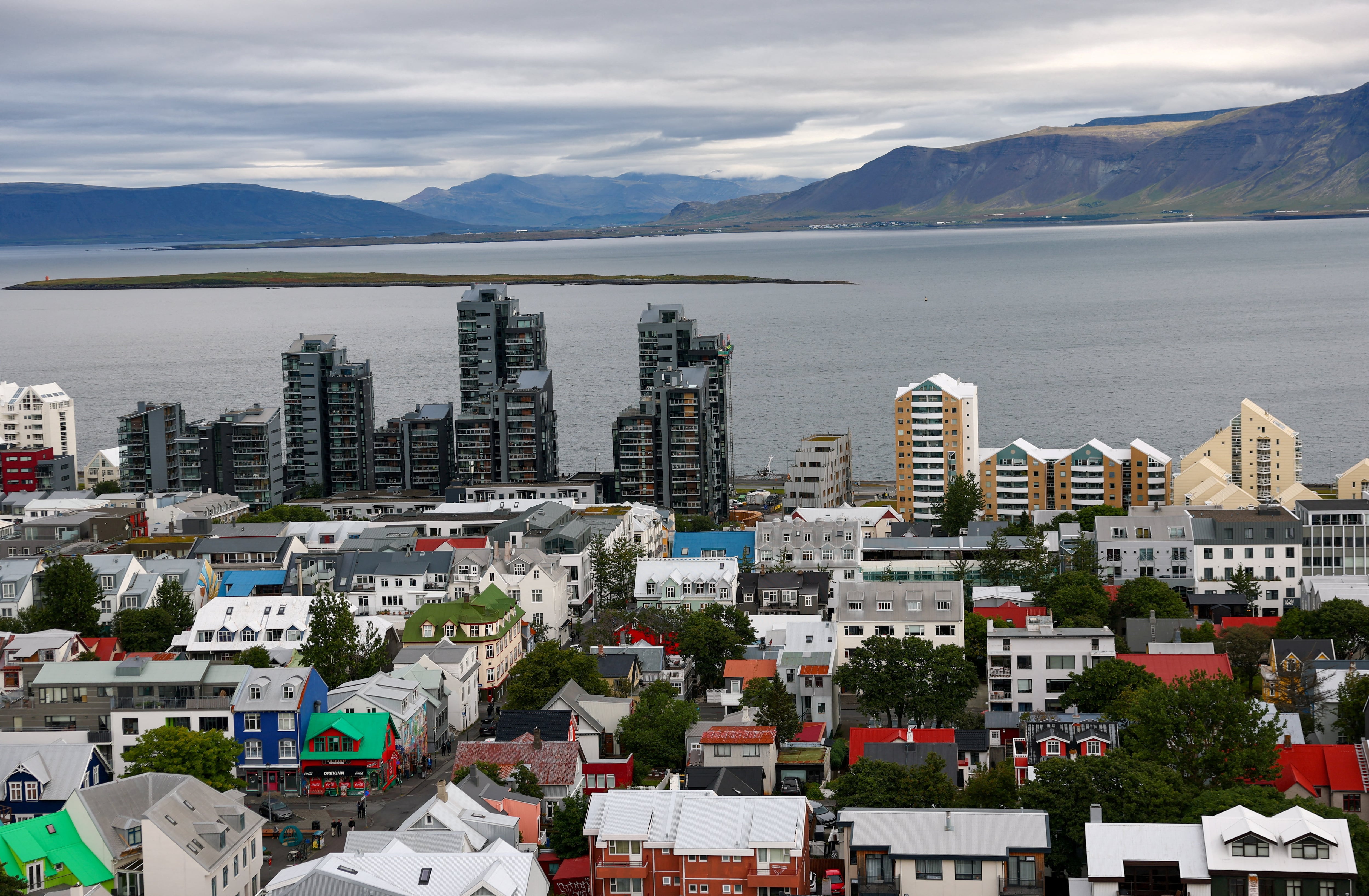 FOTO DE ARCHIVO: Vista general de la ciudad desde la iglesia Hallgrímskirkja (REUTERS/Denis Balibouse/File Photo)