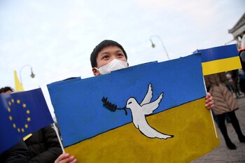 A child attends an anti-war protest against Russian invasion of Ukraine, in Munich, Germany, March 2, 2022. REUTERS/Andreas Gebert