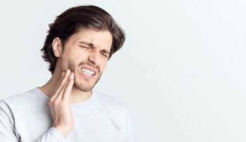 Dolor espontáneo, inflamación visible, pus, sangrado abundante o limitación para abrir la boca son señales de consulta odontológica sin demora (Europa Press)