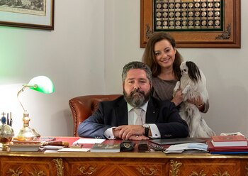 El heredero al trono de los zares, el gran duque Jorge de Rusia, y su pareja, la italiana Rebecca Bettarini, en su apartamento de Moscú. EFE/EPA/SERGEI ILNITSKY