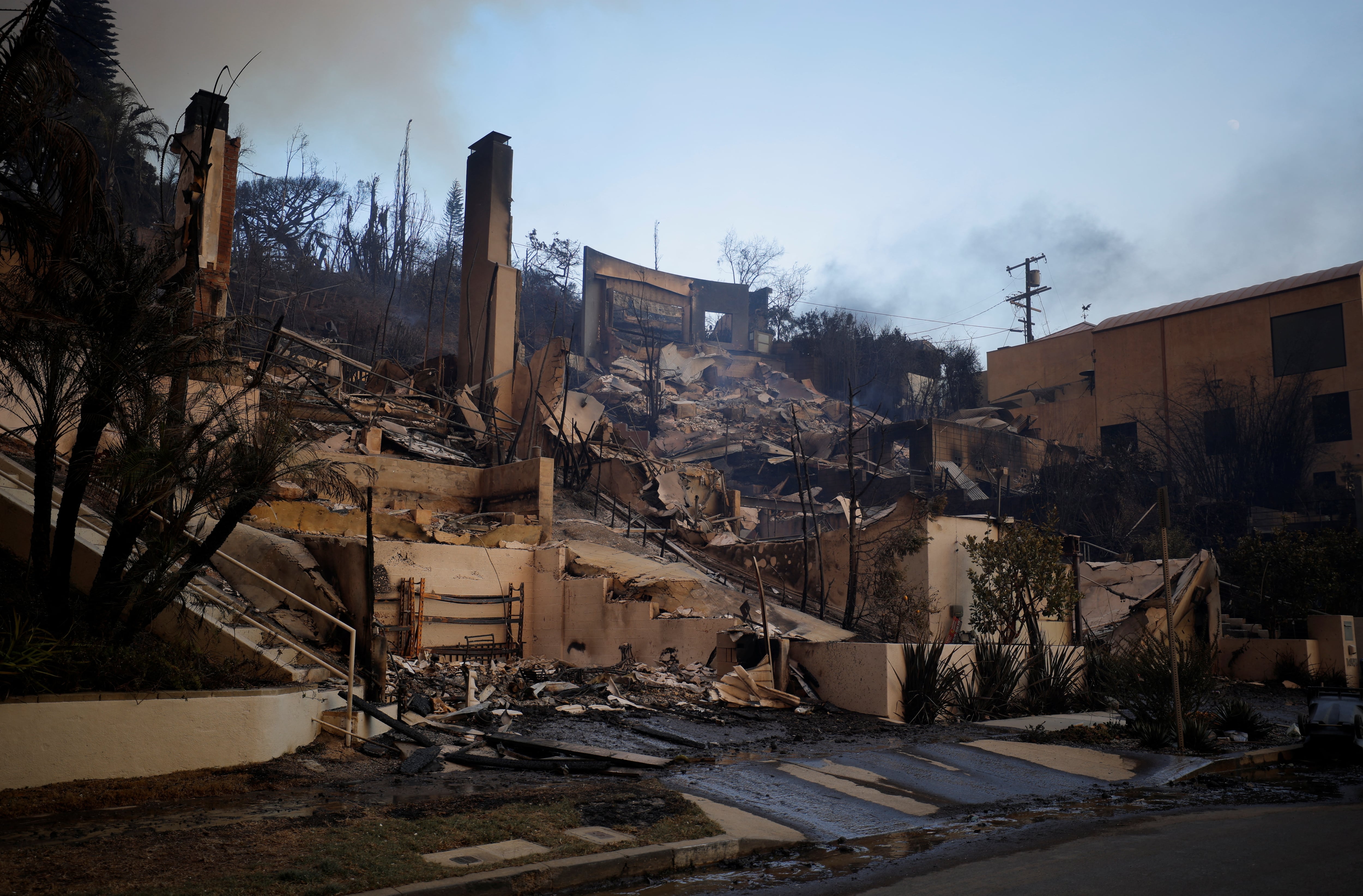 El condado de Los Ángeles enfrentó los incendios de Eaton y Palisades de 2025 sin un plan formal de recuperación actualizado (REUTERS/Mike Blake)