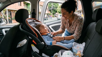 Proyecto que obligaría el uso de sillas infantiles en los carros está a punto de ser ley en Colombia: de qué se trata