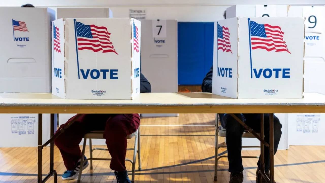 Donald Trump redobló la presión para exigir prueba de ciudadanía en el registro de votantes, aunque los casos de no ciudadanos que votan en elecciones federales son raros (Reuters)