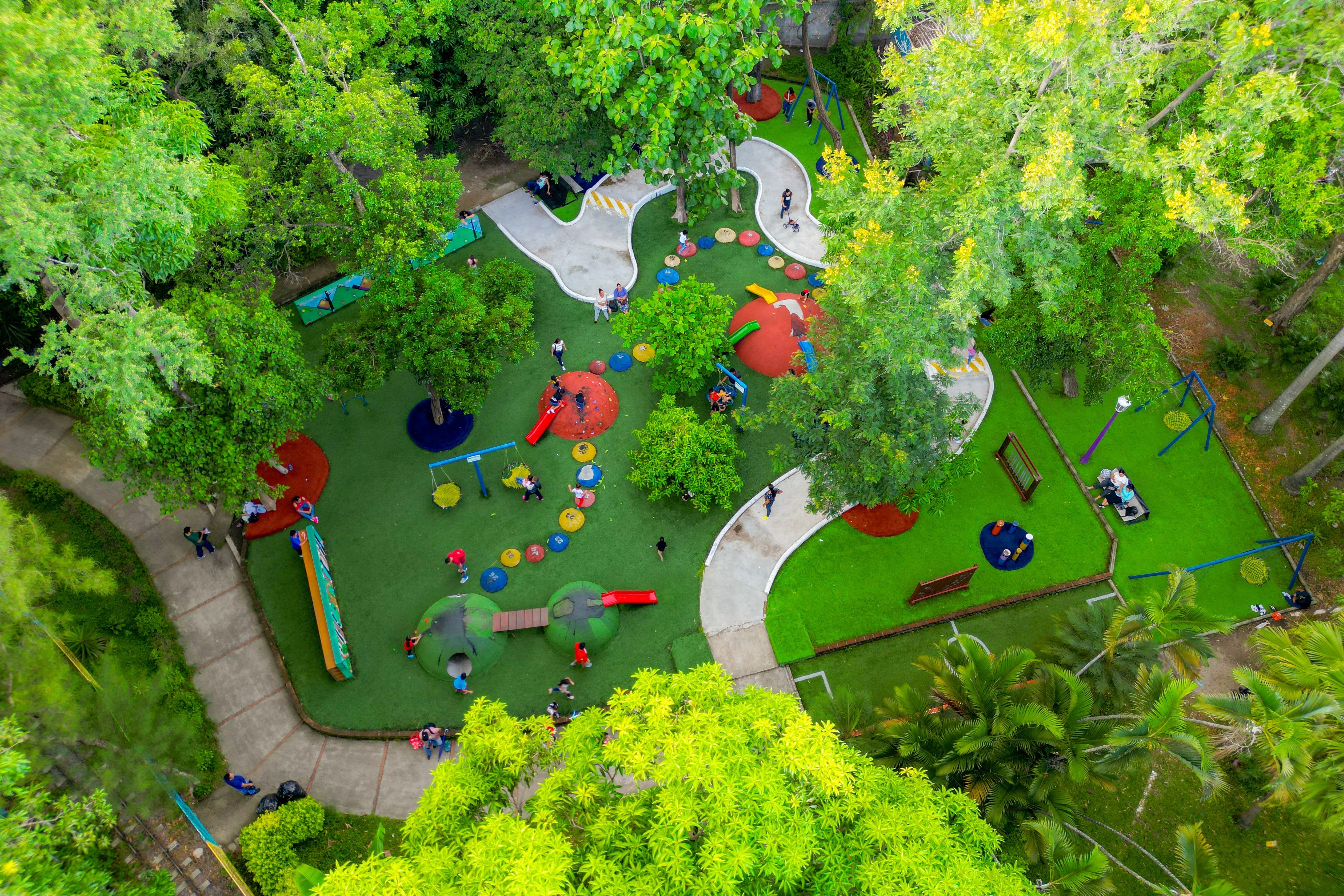 El Parque Infantil de Diversiones, ubicado en San Salvador, es un espacio recreativo emblemático para familias y niños. Ofrece juegos mecánicos, áreas verdes y espacios para picnic. Su ambiente seguro y accesible lo convierte en una opción popular para celebraciones y actividades escolares. Es administrado por la Alcaldía de San Salvador y permanece abierto durante todo el año. / (ISTU)