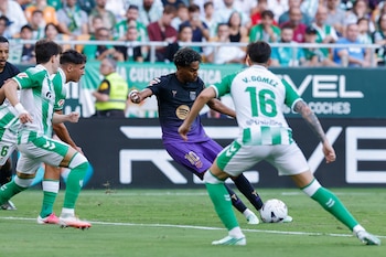 El jugador del Barcelona Lamine Yamal remata para marcar el 0-1 ante el Betis, durante el partido de la jornada 9 de LaLiga EA Sports entre el Betis y el Barcelona, en el estadio La Cartuja de Sevilla.- EFE/ Julio Muñoz