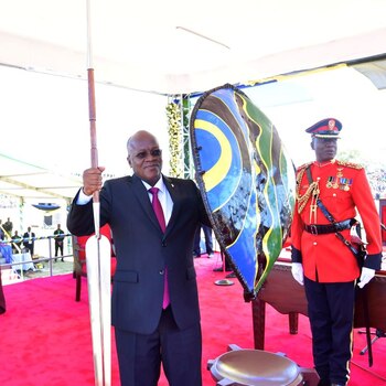 FOTO DE ARCHIVO. El presidente de Tanzania, John Pombe Magufuli, sostiene una lanza y un escudo de una comunidad local. Noviembre, 2020. Tanzania State House Press/Handout via REUTERS
