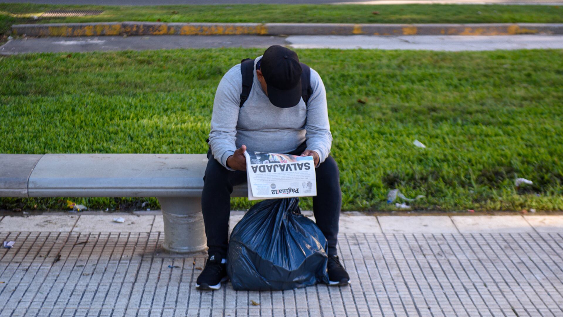 Un hombre leyendo el periódico en la calle (Adrián Escándar)