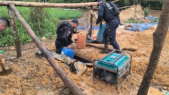 En el sitio se hallaron plantas eléctricas, bombas de agua y recipientes de combustible enterrados. Cortesía: Ministerio de Seguridad Pública