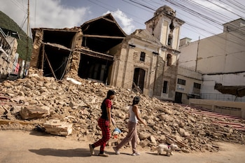 En la carretera hacia La Guaira, una iglesia destruida ponía de manifiesto la devastación causada por los terremotos que sacudieron Venezuela el miércoles (NYT)