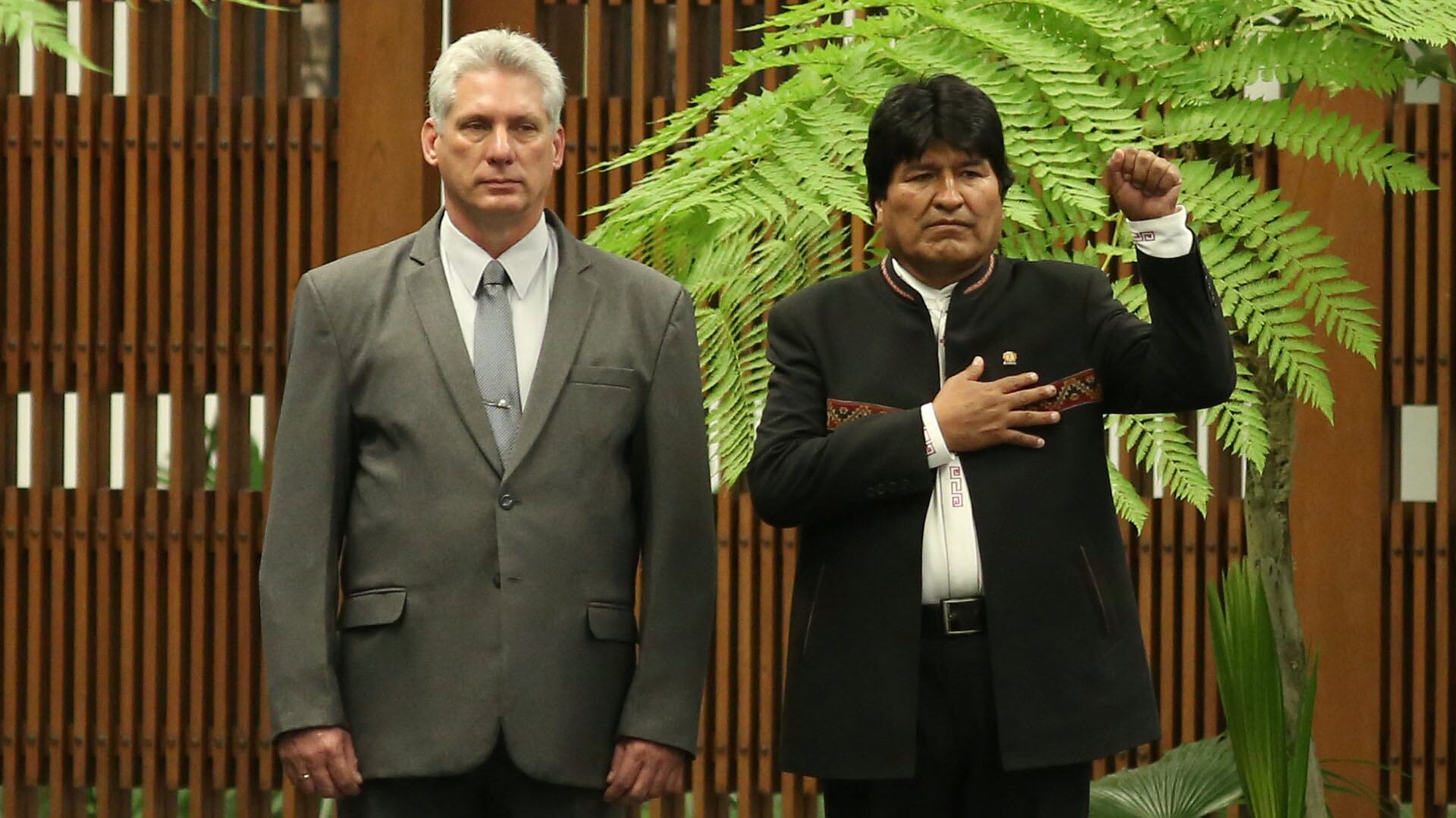 Imagen de archivo del ex mandatario boliviano Evo Morales junto al dictador cubano Miguel Díaz-Canel (REUTERS)