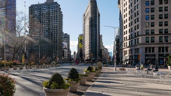 El Flatiron Building de Nueva York revela su nueva imagen tras el retiro de andamios