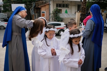 Niños y monjas se reúnen