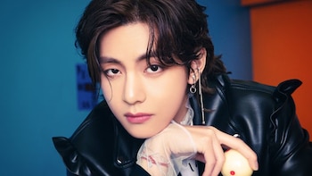 V, miembro de BTS, revela que tiene problemas de audición: “Solo oigo el 30% en este lado”