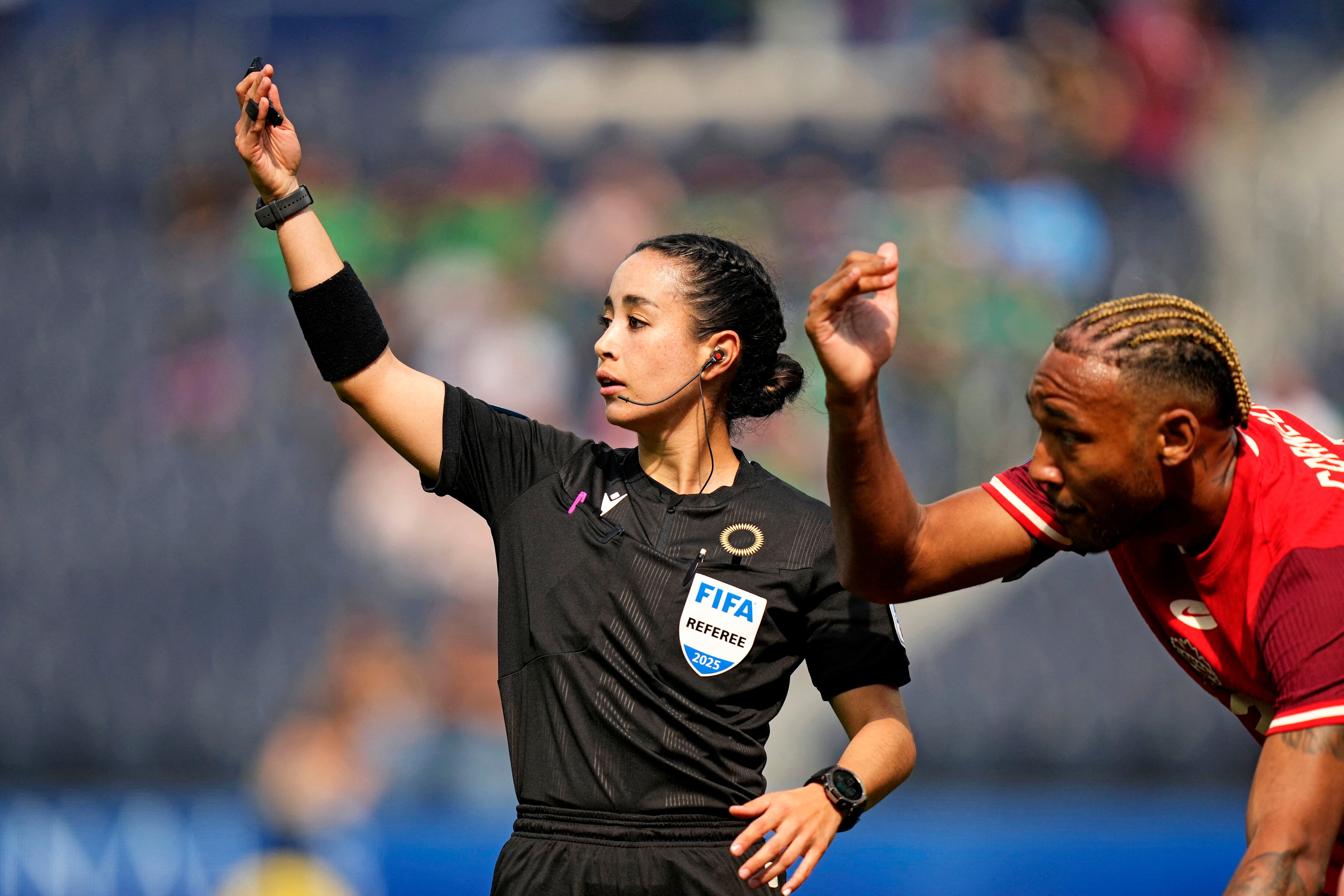 Árbitra Katia Itzel García recibe homenaje en la UNAM ( Kyle Terada-Imagn Images REUTERS)
