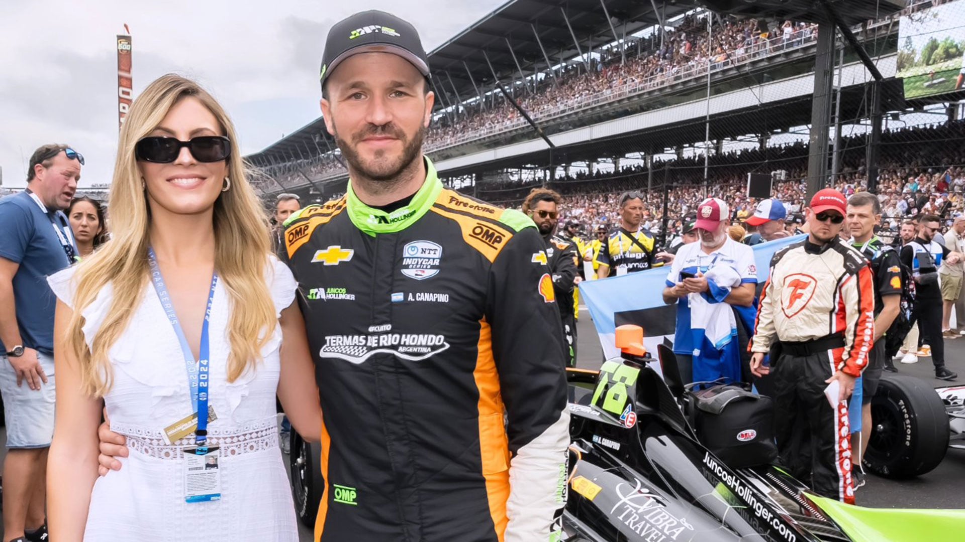 Con su pareja, Josefina Di Palma, ante de largar las 500 Millas de Indianápolis de 2024 (Prensa Juncos Hollinger Racing)