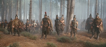 Matt Damon como Odiseo, en el centro, en una escena de "La Odisea". (Melinda Sue Gordon/Universal Pictures vía AP)