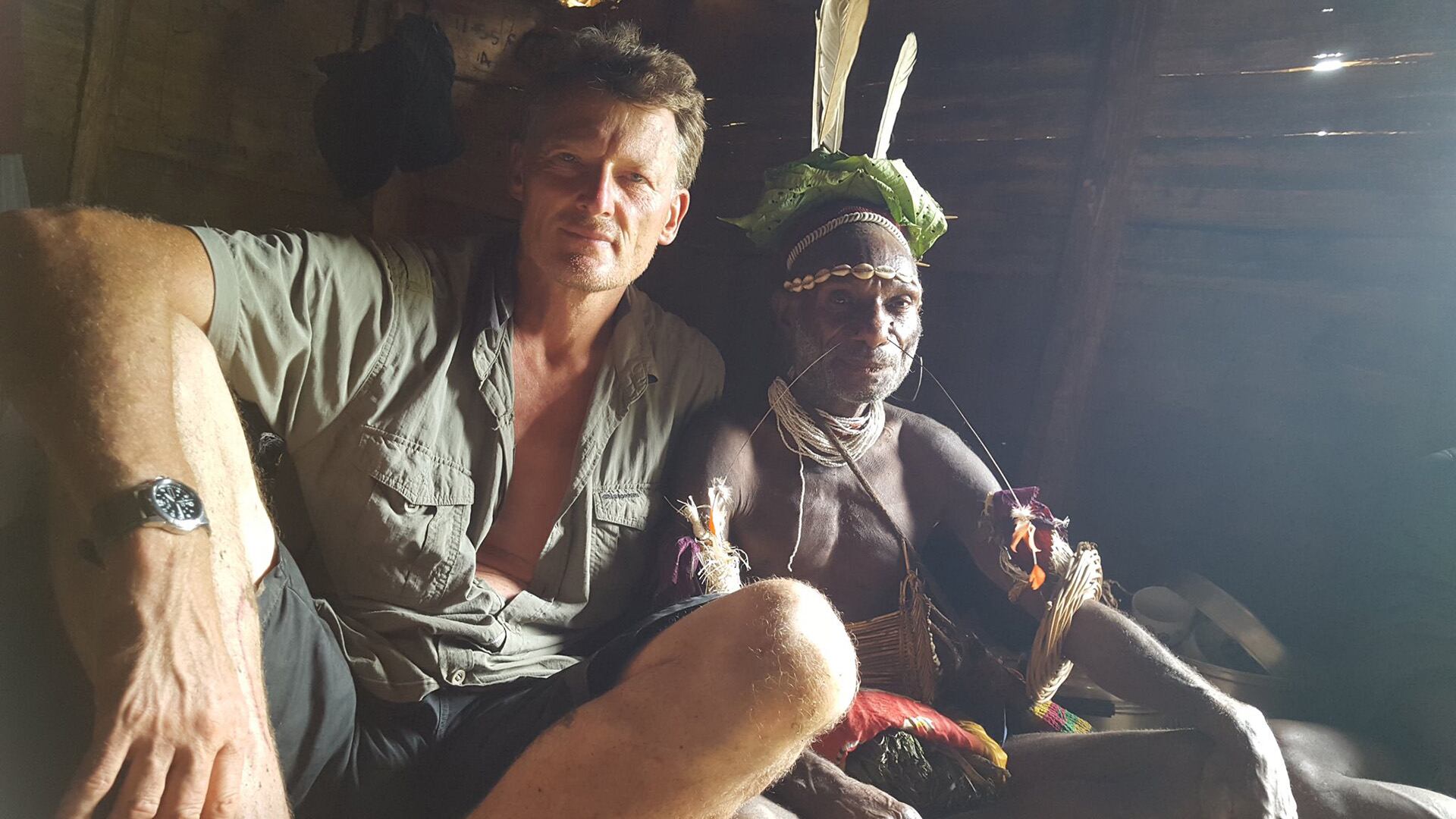 El explorador británico fue rescatado tras desaparecer en busca de la tribu Yaifo, una de las más aisladas del mundo (@benedictallen)