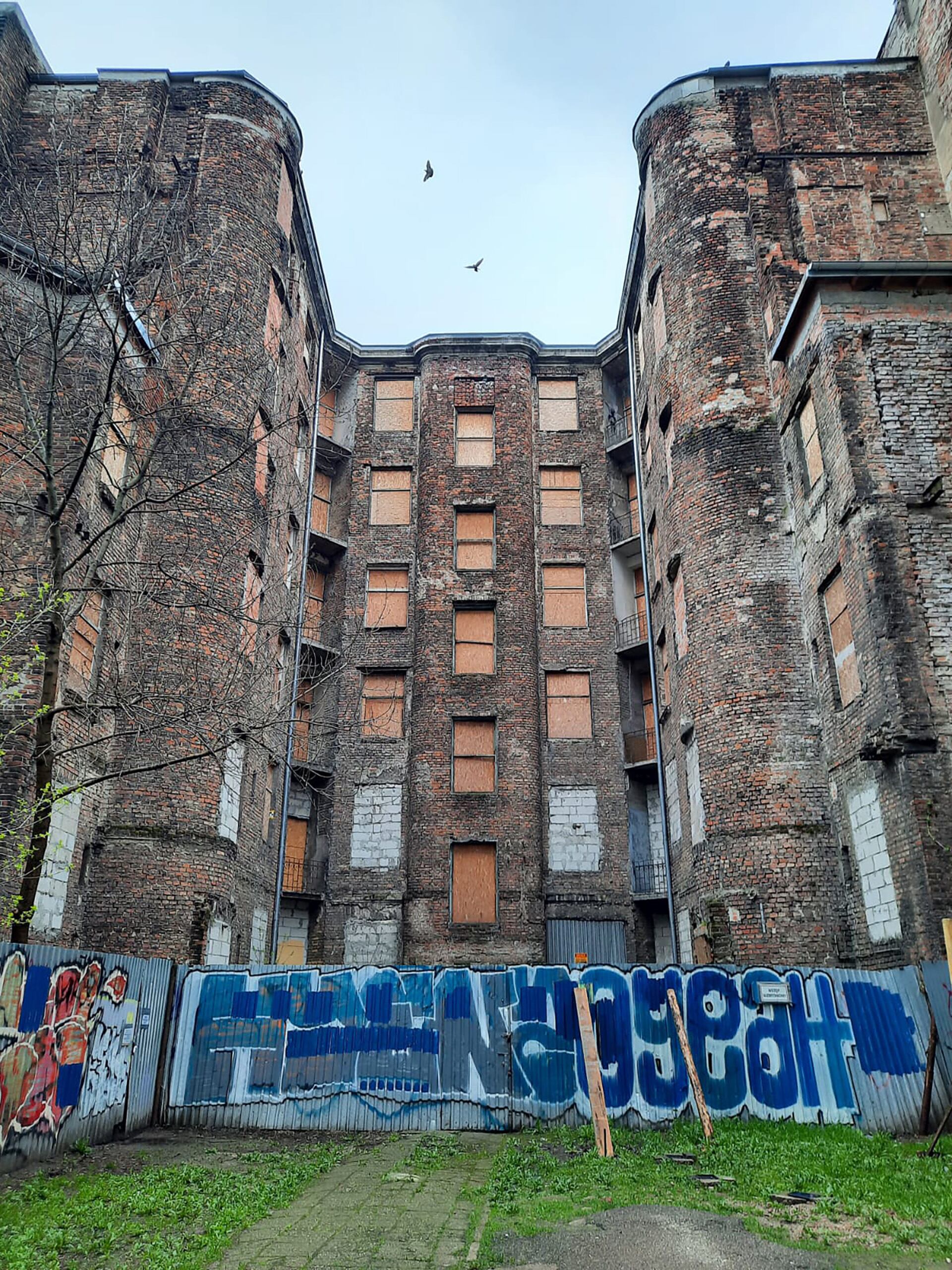 Integrantes del Programa Derej recorren el antiguo gueto de Varsovia, una zona totalmente destruida durante la ocupación nazi.