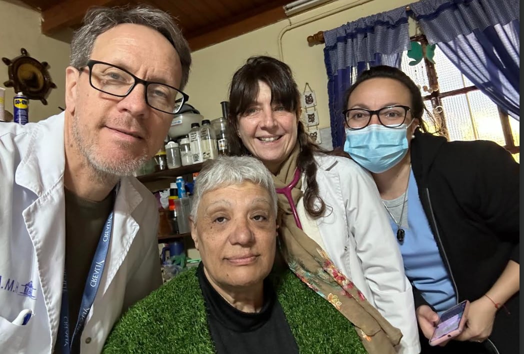 Maria Elena paciente del programa junto al equipo Hospital Municipal de Agudos Dr. Leónidas Lucero (gentileza Dr. Mirofsky)