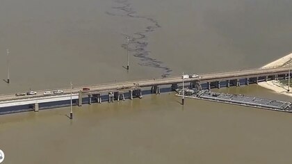 Una barcaza chocó contra un puente en Texas: se reportan daños en la estructura y derrame de petróleo