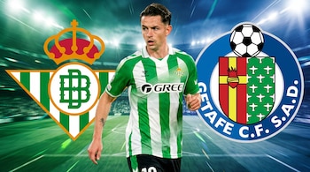 El futbolista Álvaro Fidalgo al centro, flanqueado por el escudo del Real Betis a la izquierda y el del Getafe a la derecha en un estadio.