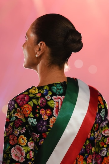 Parte del atuendo que usó Claudia Sheinbaum en su segundo Grito de Independencia. (Gobierno de México)