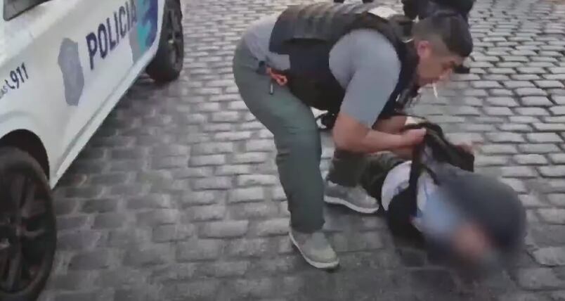 Uno de los detenidos por la Policía Bonaerense (Captura Crónica TV)