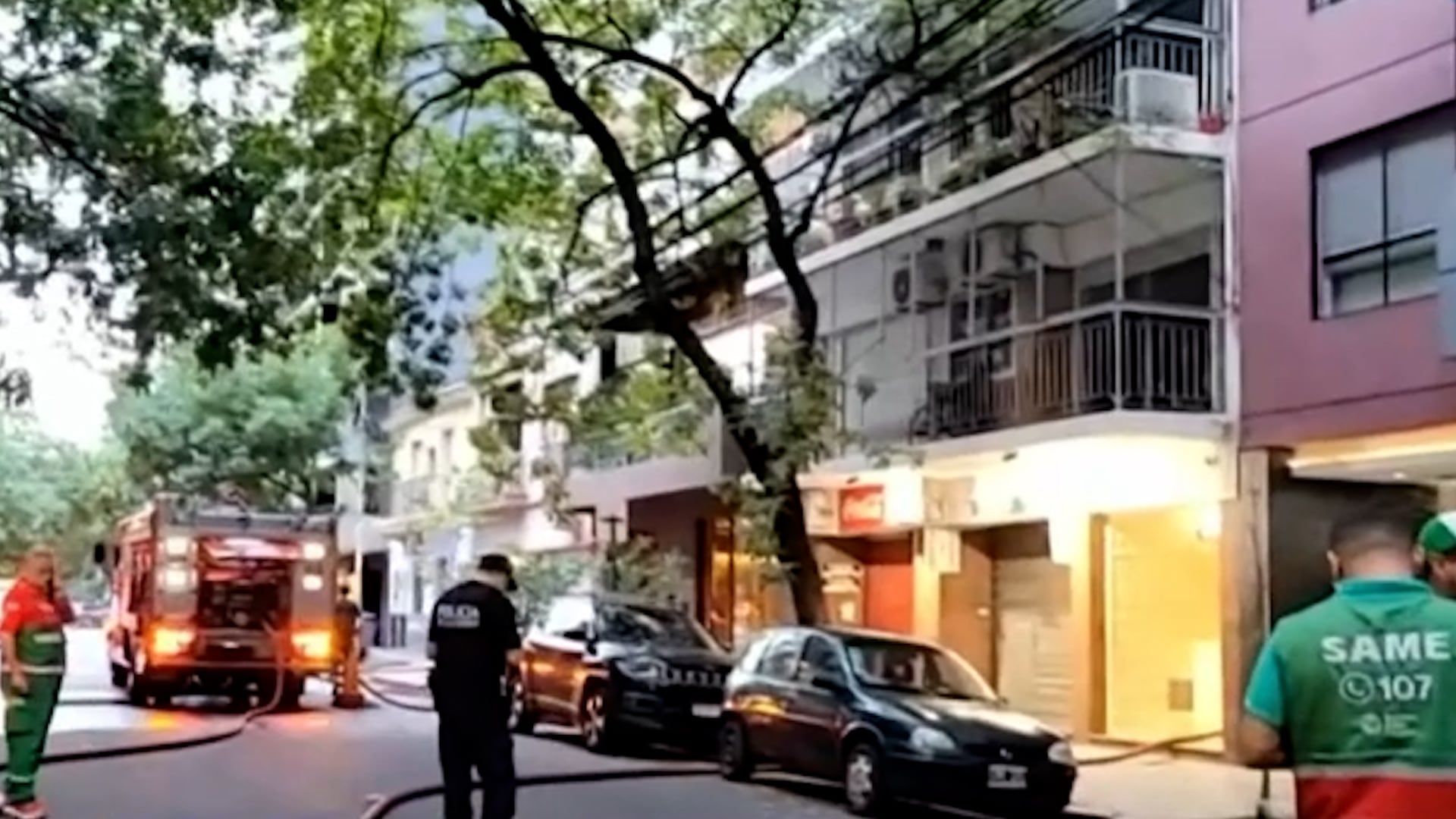 El frente del edificio en donde se iniciaron las llamas