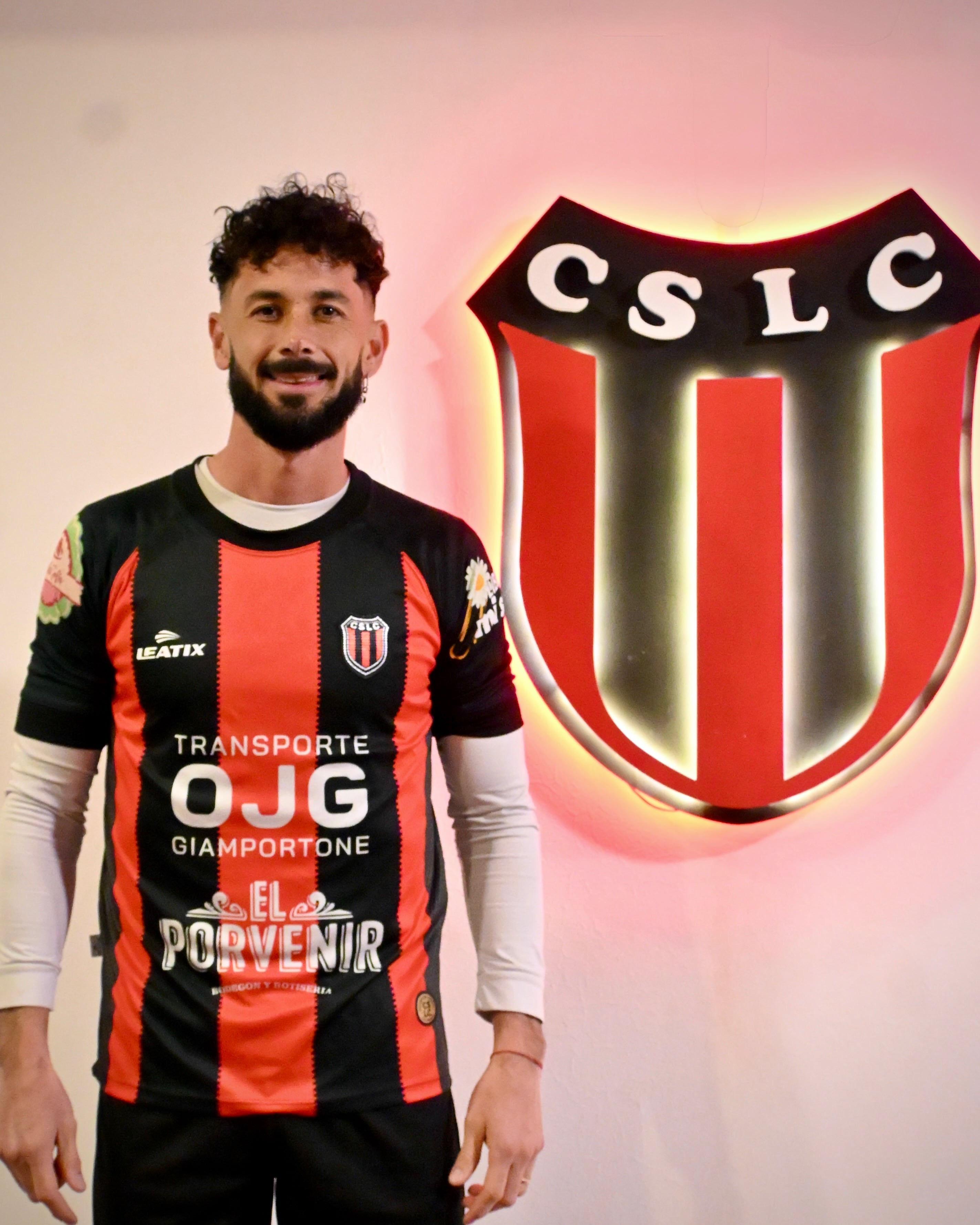 Marcelo Larrondo luce la camiseta de su nuevo club: Sportivo La Consulta
