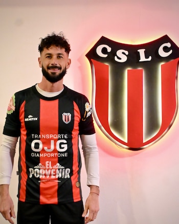 Marcelo Larrondo luce la camiseta de su nuevo club: Sportivo La Consulta