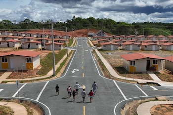 Los residentes de la isla de Gardi Sugdub llegaban a sus nuevos hogares en tierra firme, el miércoles 5 de junio de 2024. (AP Foto/Matías Delacroix)