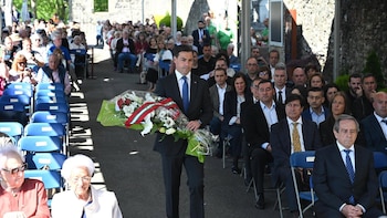 Gernika recuerda 89 años después a las víctimas del bombardeo con una ofrenda floral y misa en el cementerio de Zallo