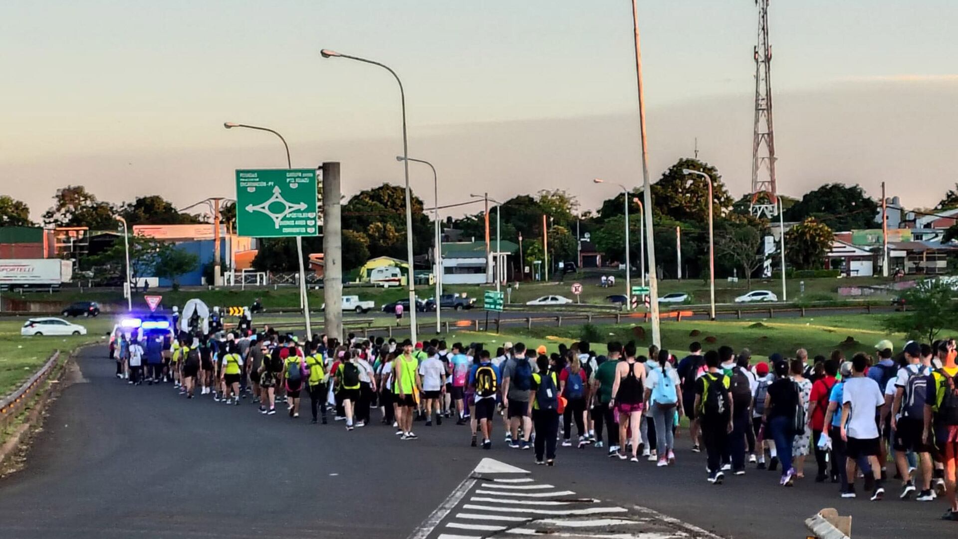 La Caminata a la Virgen de Loreto se hizo por la banquina de la Ruta Nacional 12 (Foto: Blas Martínez)