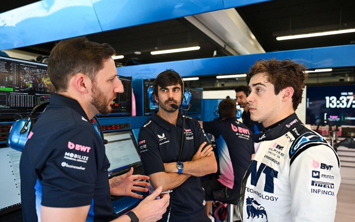 Franco Colapinto dialogando con su ingeniero, Stuart Barlow (Prensa Alpine)