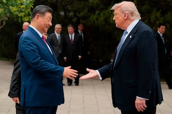 El presidente de Estados Unidos, Donald Trump, estrecha la mano del presidente de China, Xi Jinping, tras salir para una visita en el jardín de Zhongnanhai, en Beijing, en mayo de 2026 (Evan Vucci/Pool Foto via AP, archivo)