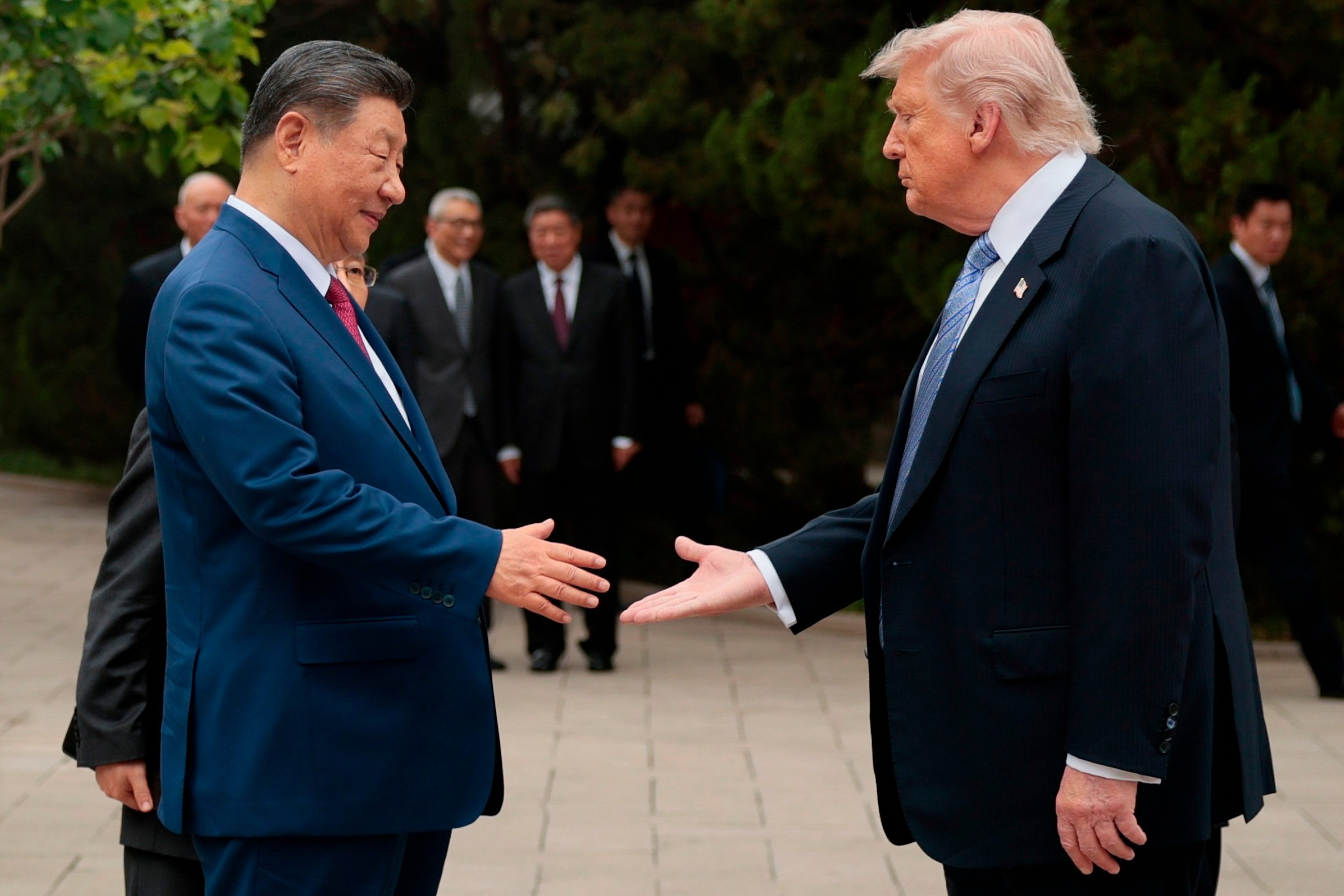 El presidente de Estados Unidos, Donald Trump, estrecha la mano del presidente de China, Xi Jinping, tras salir para una visita en el jardín de Zhongnanhai, en Beijing, en mayo de 2026 (Evan Vucci/Pool Foto via AP, archivo)