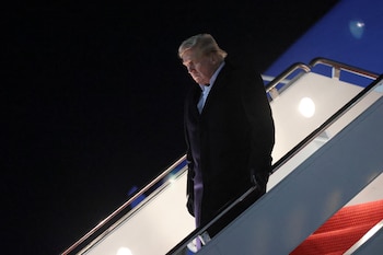 Donald Trump bajando de su