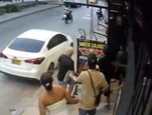 La grabación muestra el momento en que un presunto sicario se acerca a un hombre, no logra alcanzarlo y escapa en motocicleta - crédito captura video
