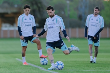 Lionel Messi se sumó este domingo a los entrenamientos con la selección argentina (@Argentina)