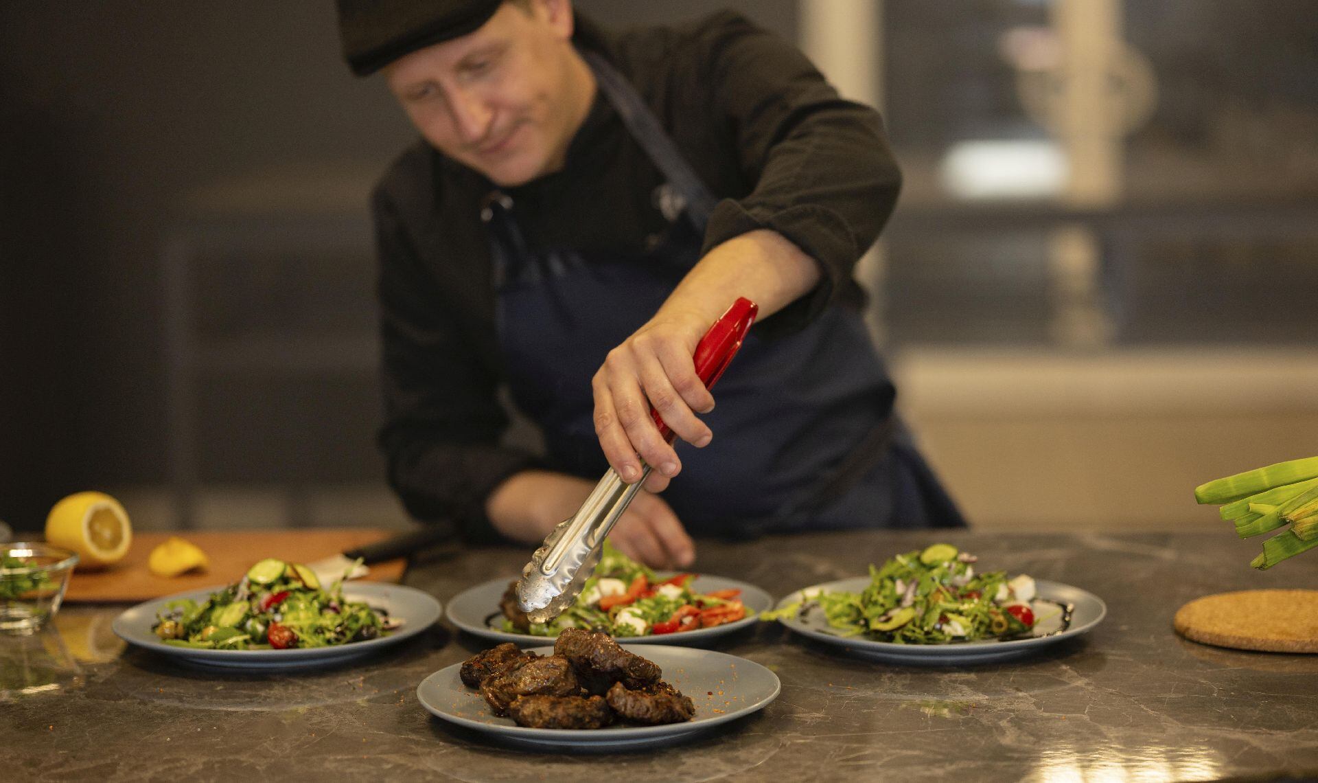 La celebración mundial del chef refleja cómo la gastronomía une al planeta en un mismo lenguaje: el de la emoción que despierta un plato bien hecho. (Freepik)