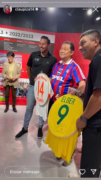 Claudio Pizarro junto a Elber