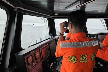 ARCHIVO: En esta imagen, distribuida por la Guardia Costera de Taiwán, un efectivo vigila un buque de la marina de China que opera cerca del islote de Pengjia, al norte de Taiwán, el 23 de mayo de 2024. (Guardia Costera de Taiwán vía AP, archivo)