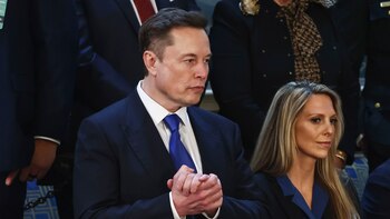 Elon Musk asiste en traje