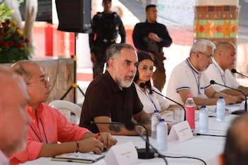 El 24 de octubre de 2025, cuatro funcionarios del Gobierno de Gustavo Petro se reunieron con 11 exjefes paramilitares designados como gestores de paz, en un encuentro cuyas imágenes fueron publicadas ese mismo día por el Ministerio del Interior - crédito Ministerio del Interior