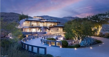 O Four Seasons Private Residences Las Vegas está localizado em MacDonald Highlands, conhecido como