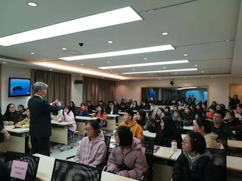 El alcalde de Zaragoza con estudiantes de español en China (Ayuntamiento de Zaragoza/Europa Press)