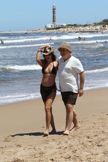 Agustina Casanova camina junto a